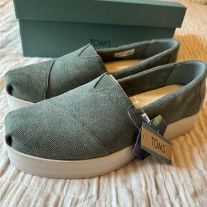 NWT TOMS Micro Corduroy Shoes Size 10